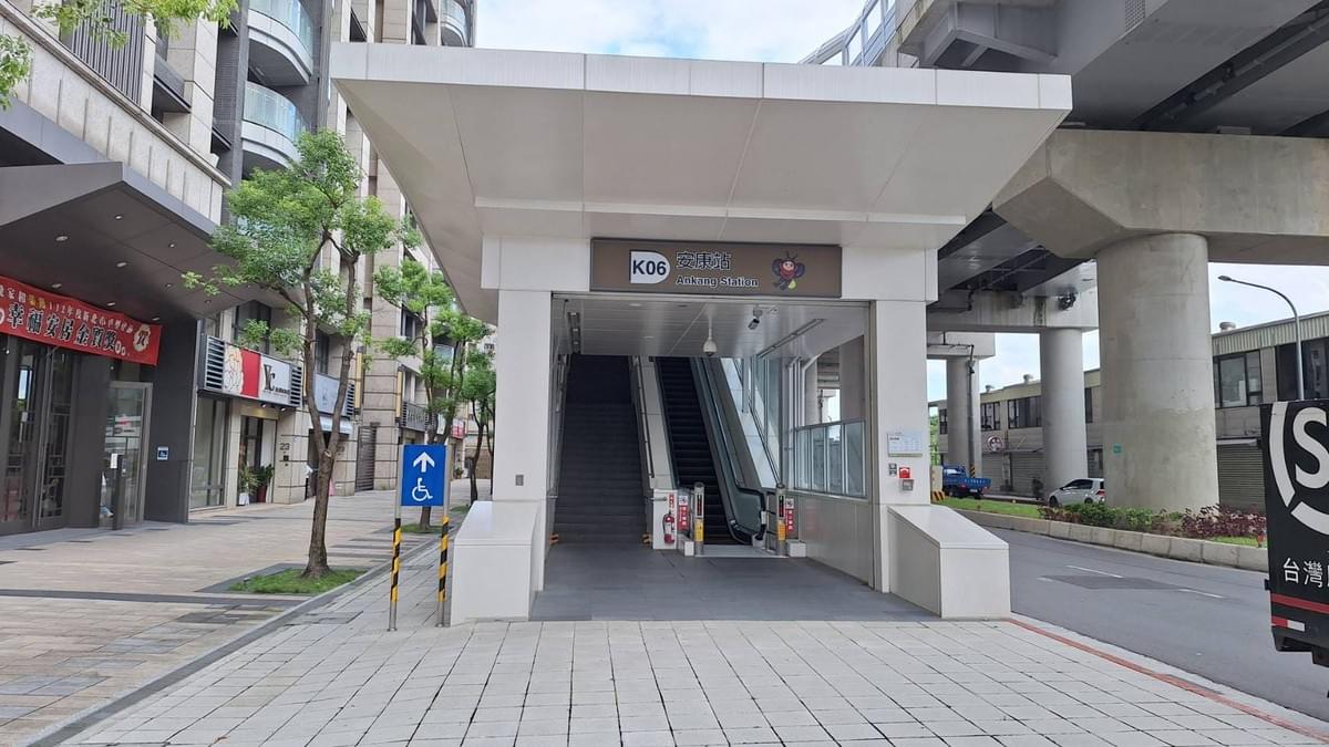 21City花園廣場走到安康輕軌K6安康站約10 分鐘，可坐到十四張轉乘捷運環狀線到大坪林或中和及板橋