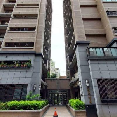 博覽天下高更特區位於新店區安民街，總樓高12樓共105戶，有2、3房、店面，近康是美藥妝店、安康高中、安坑輕軌陽光運動公園站