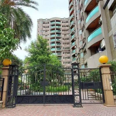 公崙華城位於新店區安康路二段，總樓高14樓共107戶，格局3-4房、店面，近麥當勞、全聯、家樂福、安坑國小、安坑輕軌安康站