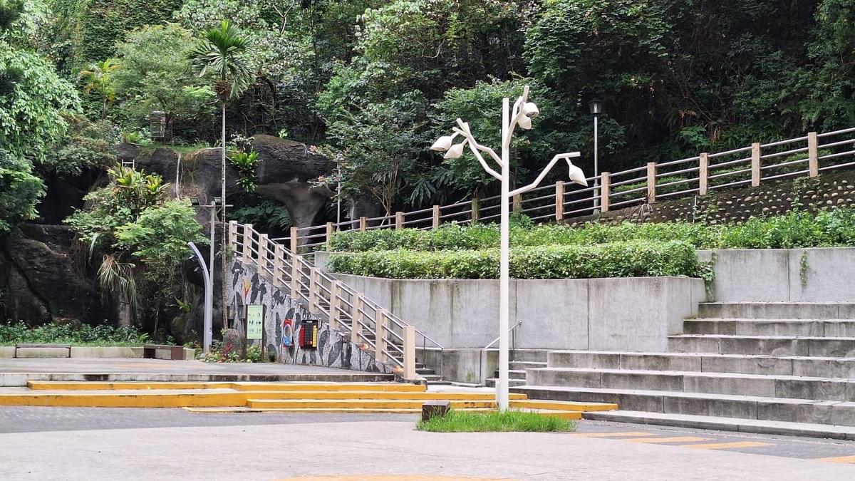 21City緊鄰新北青少年圖書館及安康森林公園，生活環境清幽低公設比約百分之23至26，社區中庭活動空間寬廣，下班像度假