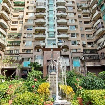 美麗心殿位於新店區安民街，總樓高16樓共350戶，有1~4房、店面，近康是美藥妝店、安康高中、安坑輕軌陽光運動公園站