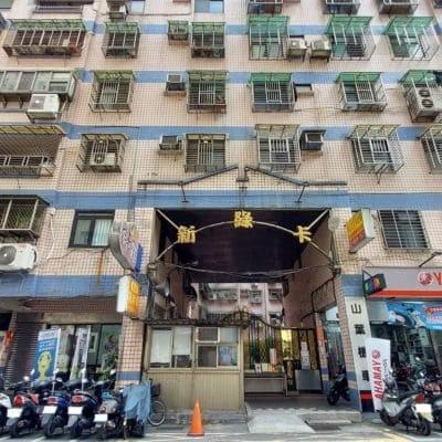 新綠卡於新店區安德街，總樓高7樓共147戶，格局2-4房、店面，近麥當勞、全聯、家樂福、安坑國小、安坑輕軌安康站