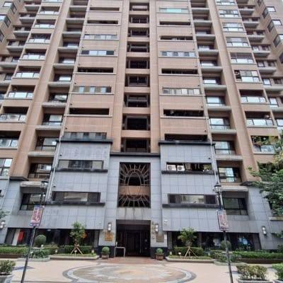 博覽天下梵谷特區位於新店區安民街，總樓高15樓共131戶，有2房及4房，近康是美藥妝店、安康高中、安坑輕軌陽光運動公園站