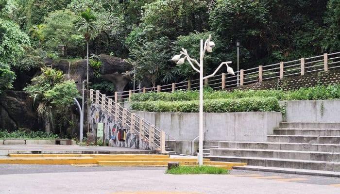 萬坪的安康森林公園入口就在品值寶鎮斜對面，花木扶蘇還有公園廣場，非常適合全家運動、散步、休閒