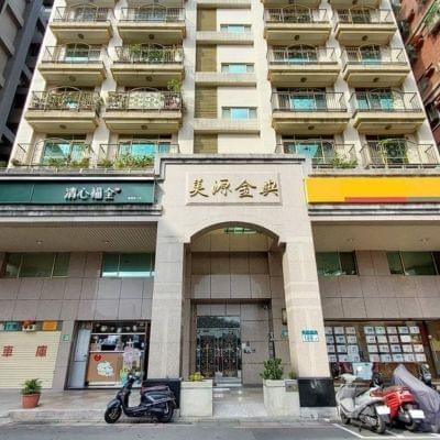 美源金典位於新店區安民街，總樓高9樓共19戶，格局3房，近康是美藥妝店、安康高中、安坑輕軌陽光運動公園站