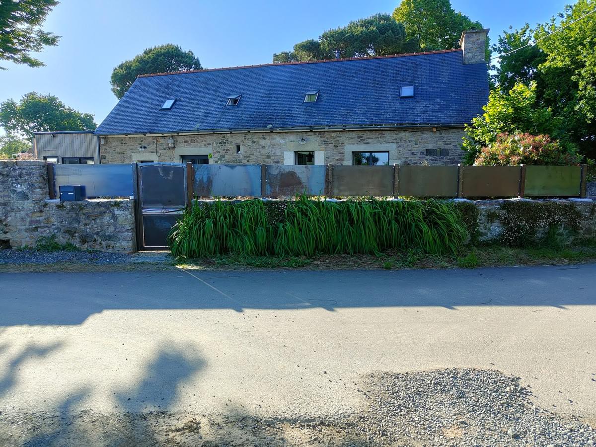 palissade et portillon en acier brut