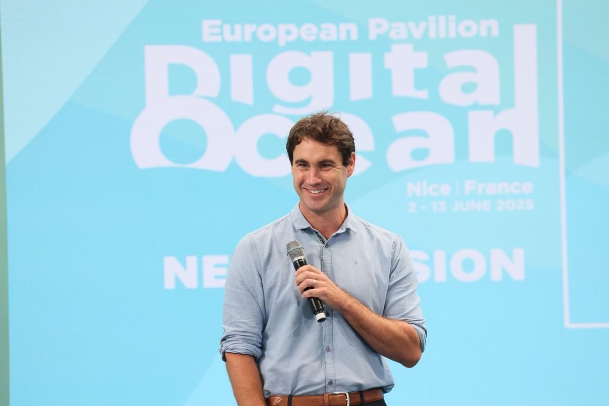 Rejoignez notre communauté pour développer votre confiance et vos compétences en prise de parole dans toutes les situations. Améliorez vos Compétences en Prise de Parole en Public I coach people in their public speaking, for all situations : day to day work life, meetings, presentations, speeches, events. I have fifteen years of professionnal experience in public speaking, both as a speaker and as a coach. I have spoken and moderated events at the highest level, with ministers, CEOs of companies, and former presidents. One high point was my on stage interview of President Barack Obama. I have a webinar entitled : "Public speaking for all situations" and encourage all to participate if they want to gain confidence in their public speaking abilities.