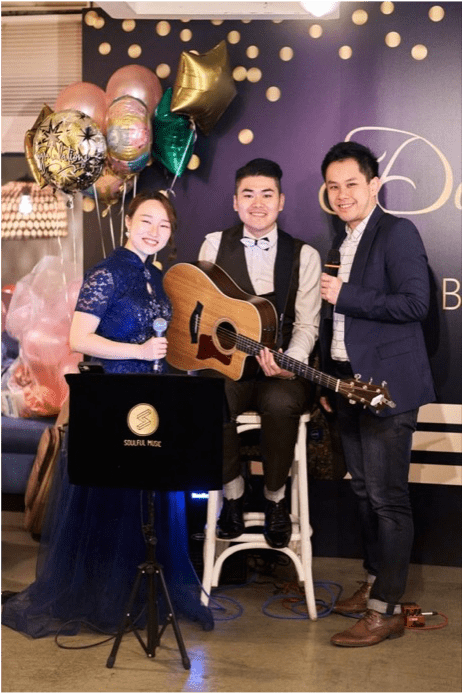 MC david coordinates with staff to make every wedding smooth l 同工作人員合作無間