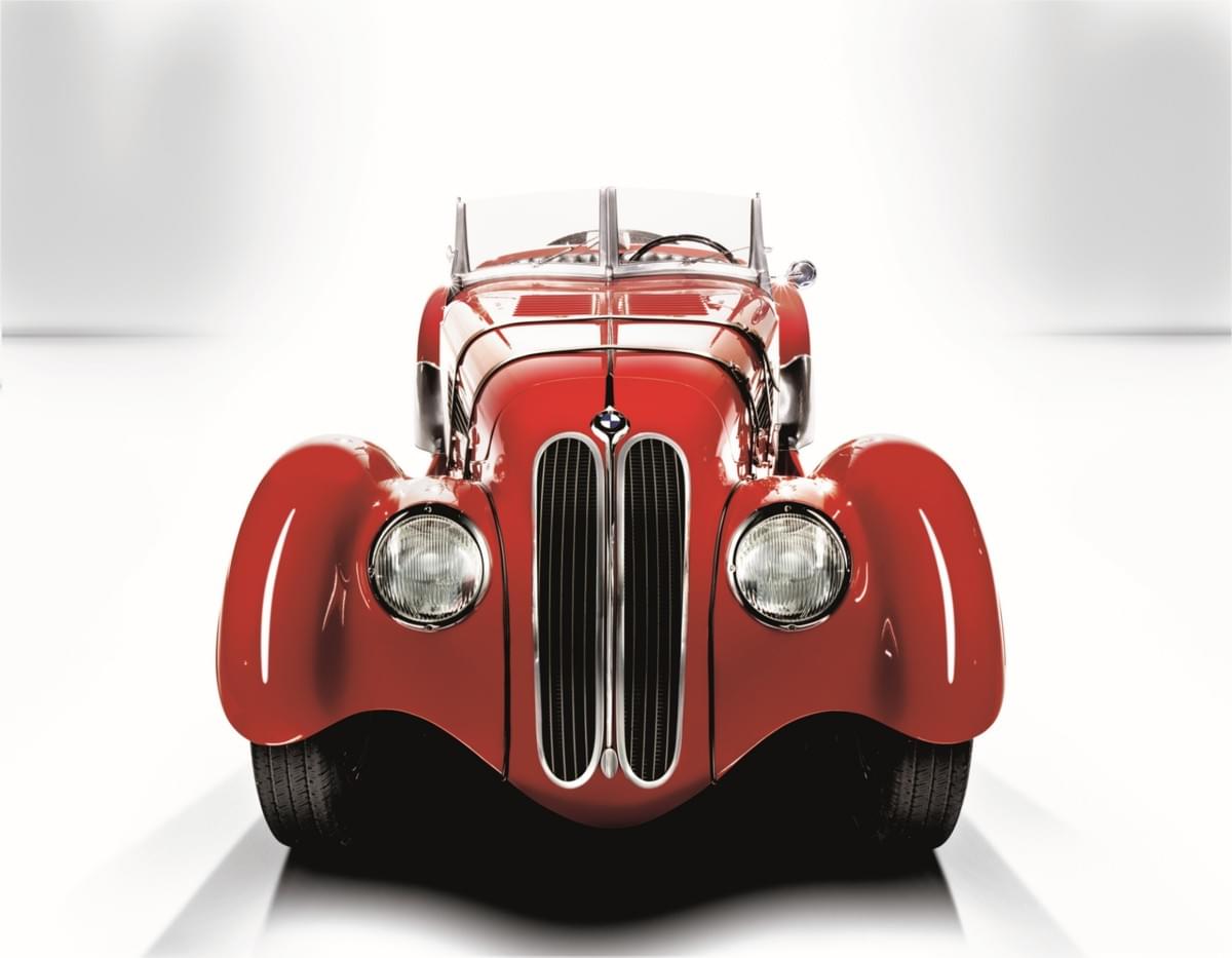 回顧BMW跨越一個世紀的發展歷程，品牌在不同時代留下許多深具意義的重要里程碑，正式創立於1916年3月7日的BMW，全名為Bayerische Motoren Werke GmbH，源自德國引擎製造商Rapp Motoren Werke與Gustav Otto Flugmaschinenfabrik，品牌最初以航空引擎技術起家，承載著對工程精準與極致性能的追求