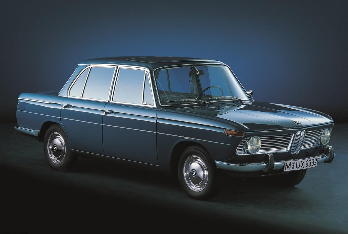 1960年代登場的BMW New Class，更為品牌寫下關鍵轉折，不僅確立現代BMW運動房車的產品定位，也為日後BMW 3系列的誕生奠定基礎，開啟BMW在全球豪華車壇的重要篇章