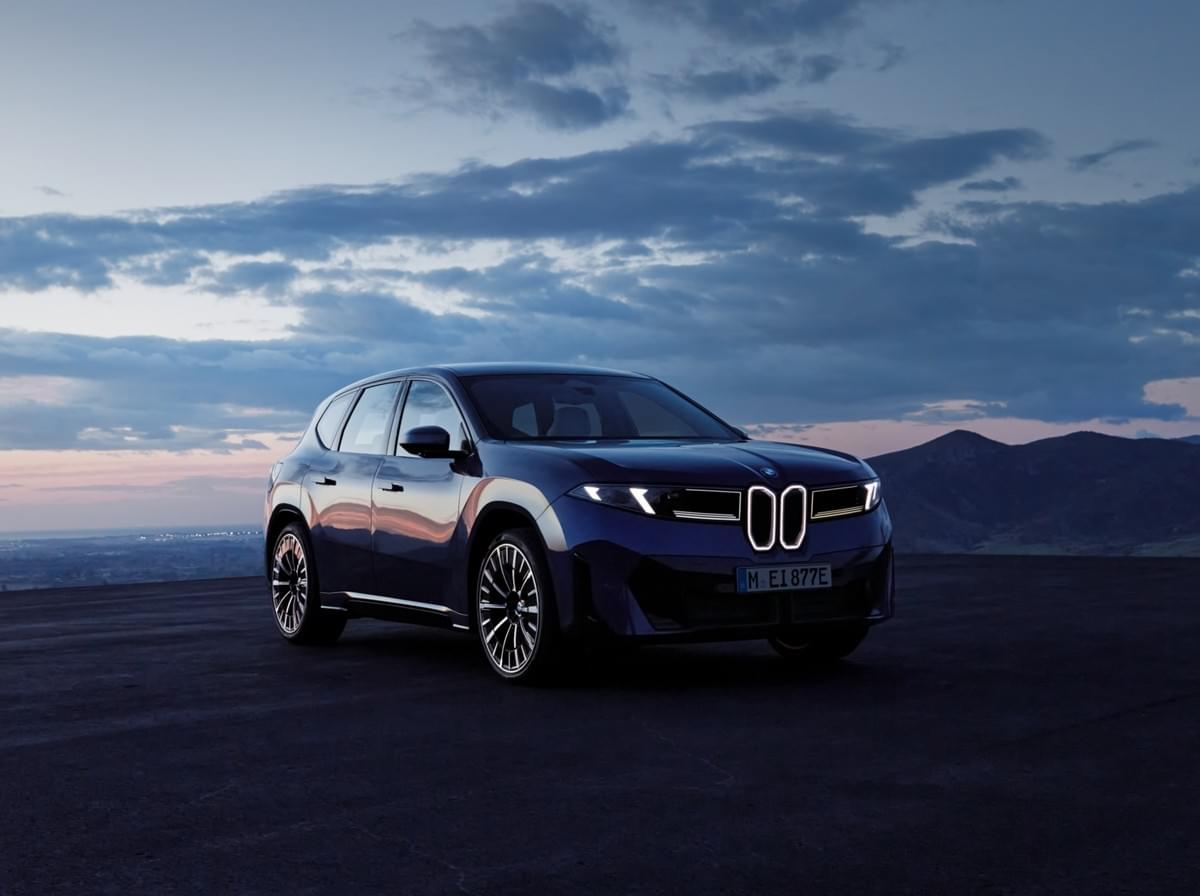 面對汽車產業邁向全面電動化與數位化的轉型浪潮，BMW持續以前瞻技術推動品牌革新。進入21世紀後，BMW率先投入電動化發展，透過創立BMW i系列，開啟品牌邁向永續移動科技的重要篇章，將創新科技與純粹駕馭樂趣帶入嶄新的電動世代，持續引領豪華汽車產業的技術演進   