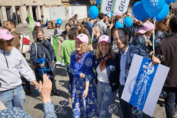 Une foule nombreuse et des ballons bleus lors d'un événement organisé pour le lancement de l'initiative pour un congé familial. Au centre, les initiatrices et conseillères nationales Kathrin Bertschy et Florence Brenzikofer.