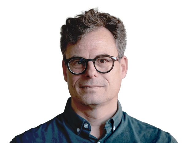 Portrait de Daniel Graf, aux cheveux bruns, portant des lunettes et une chemise sombre.