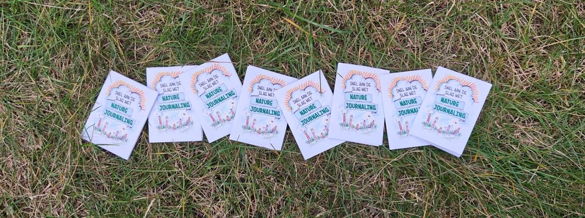 Nature journaling zine in het Nederlands van John Muir Laws vertaalt door Arija Jansen
