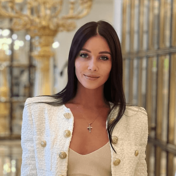 We source only the finest materials from around the world to create our stunning evening gowns. From sumptuous silks to delicate lace, each fabric is chosen for its quality and beauty, ensuring that your gown not only looks breathtaking but feels luxurious against your skin. Exquisite Fabrics What We Do A design company dedicated to creating luxurious evening gowns for modern women. With "elegance and excellence" as its core concept, the brand aims to provide every woman with unique tailor-made dresses, making them the focus of attention at every important moment.