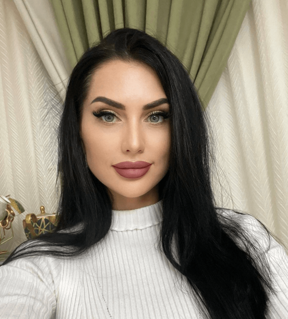 Your journey with Opulent Muse is tailored to your specific needs and preferences. Our team of experienced designers and consultants work closely with you to understand your vision, guiding you through every step of the design process. We are dedicated to making your experience as memorable as the gown itself. Personalized Experience What We Do A design company dedicated to creating luxurious evening gowns for modern women. With "elegance and excellence" as its core concept, the brand aims to provide every woman with unique tailor-made dresses, making them the focus of attention at every important moment.