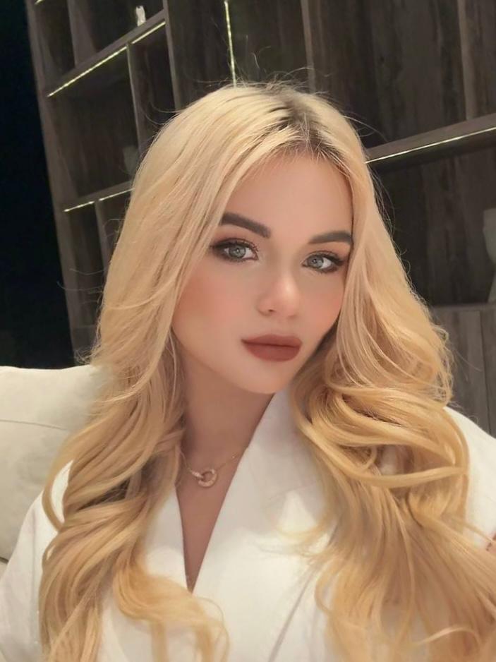 Your journey with Opulent Muse is tailored to your specific needs and preferences. Our team of experienced designers and consultants work closely with you to understand your vision, guiding you through every step of the design process. We are dedicated to making your experience as memorable as the gown itself. Personalized Experience What We Do A design company dedicated to creating luxurious evening gowns for modern women. With "elegance and excellence" as its core concept, the brand aims to provide every woman with unique tailor-made dresses, making them the focus of attention at every important moment.