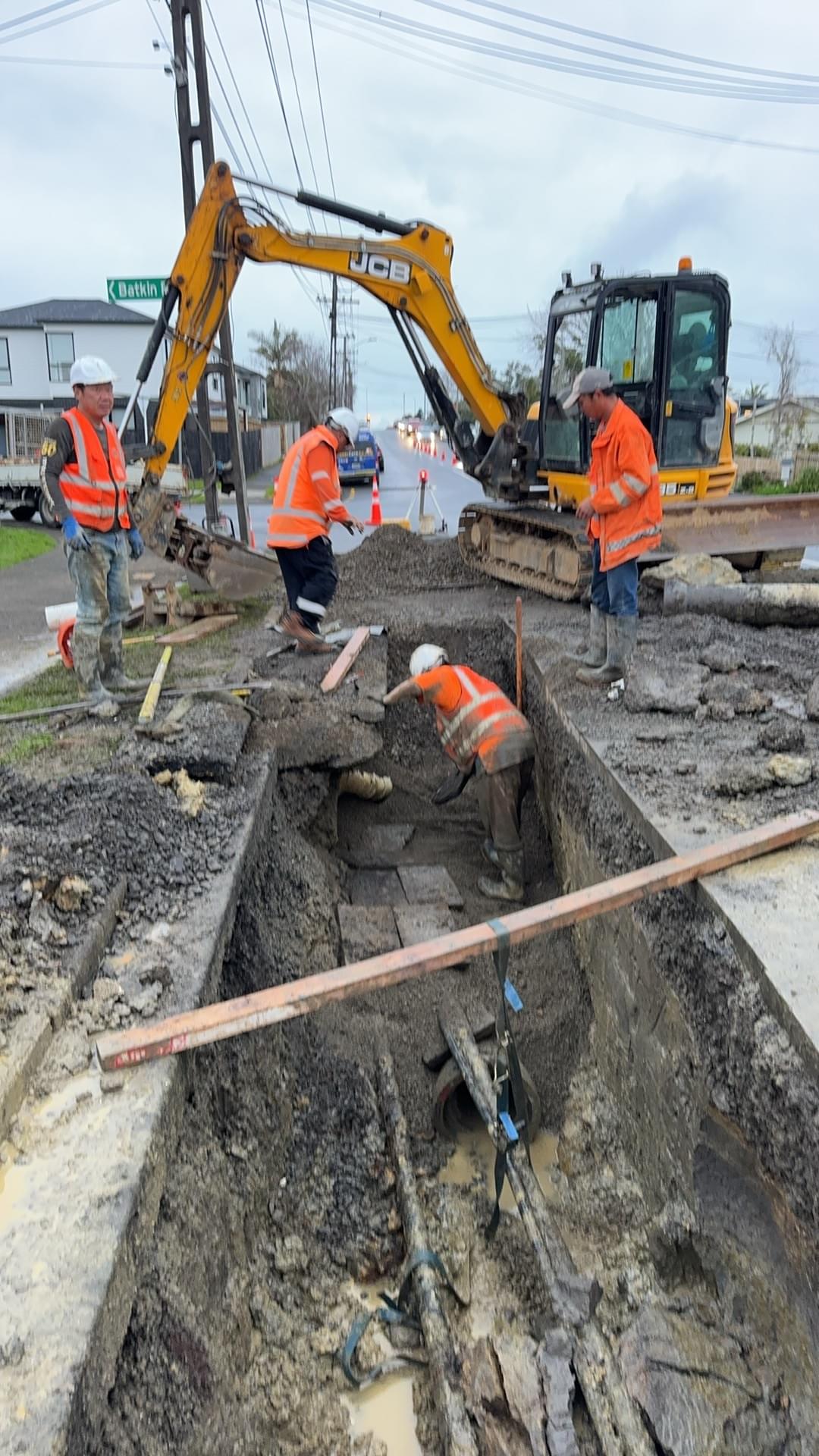 C&B Drainage Contracting Ltd completed the public stormwater and wastewater infrastructure works for a 4-lot residential subdivision in New Windsor, Auckland. The project included the replacement of approximately 300 metres of 300mm reinforced concrete stormwater pipeline along a busy arterial road. Multiple underground services crossed above the proposed pipeline, requiring careful excavation, service protection and traffic management throughout the works. The project was completed safely and fully complied with Auckland Council and Watercare standards.