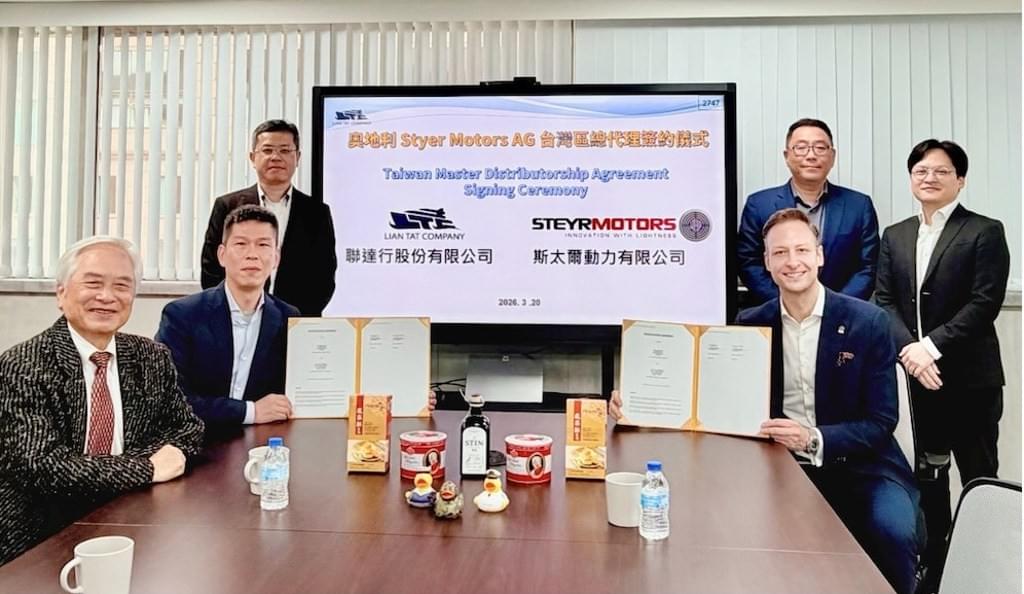 聯達行執行長吳昱廷(左二)帶領團隊及子公司齊達船舶同仁與斯太爾公司代表Mr. Christian Bentele(前右一) 合影。圖／聯達行提供
