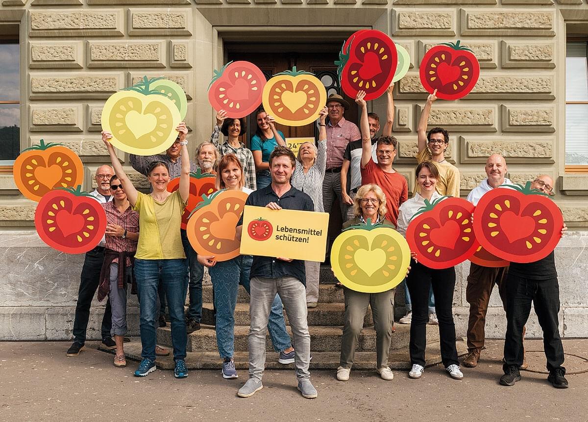 Dépôt de la pétition pour prolonger le moratoire sur le génie génétique à Berne.