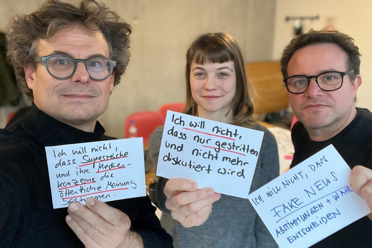 Daniel Graf, Lisa Schweizer und Pascal Nufer beim Testen von Argumenten gegen die Halbierungs-Initiative.