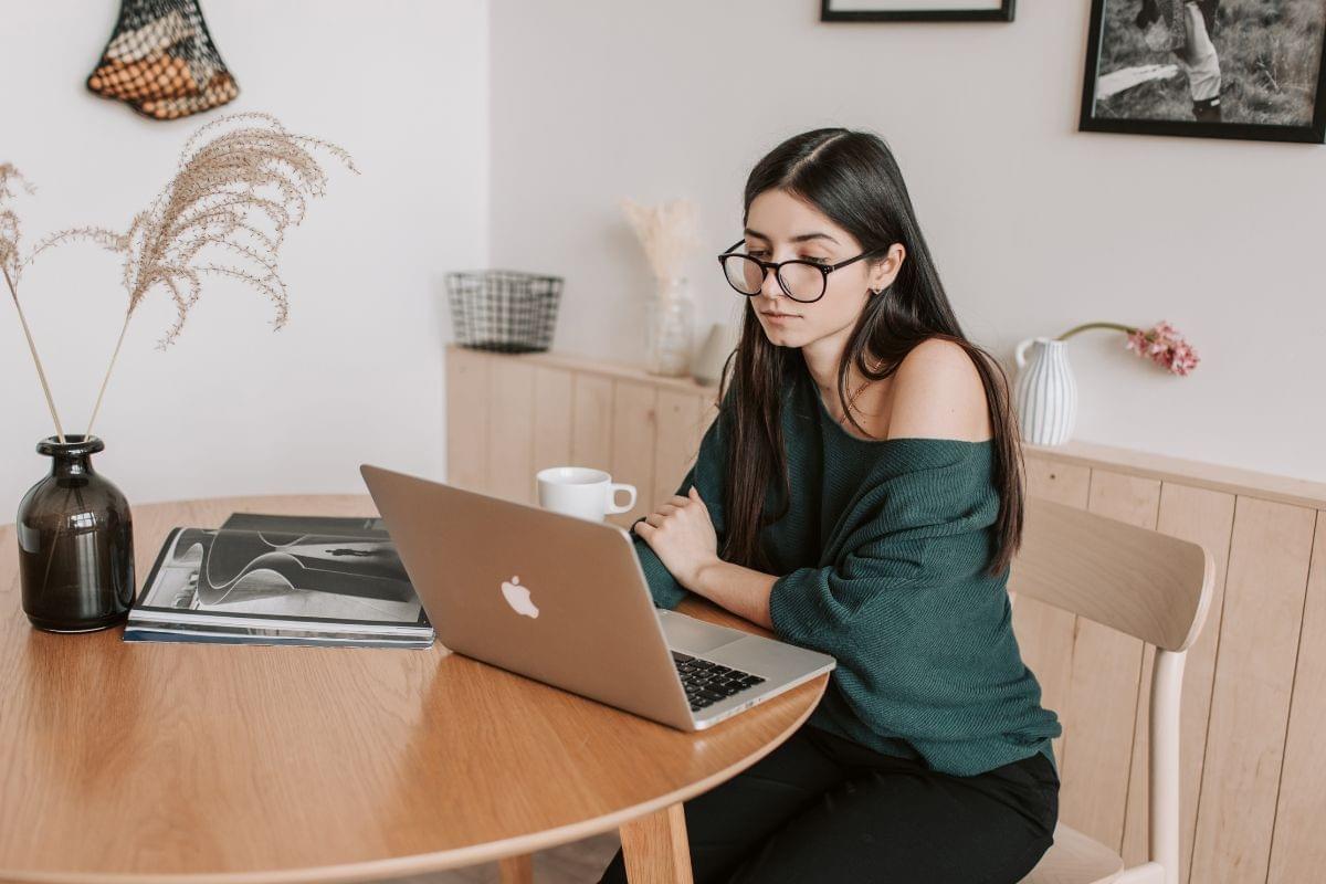 signaler un travailleur idépendant