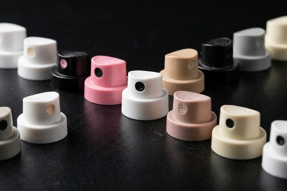 Assortiment de caps de graffiti fins et larges alignés sur une table