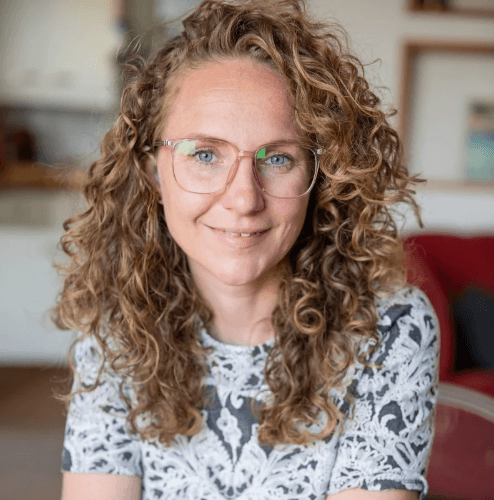 Lara, relatietherapeut in Alphen aan den Rijn, gespecialiseerd in verbinding en communicatie