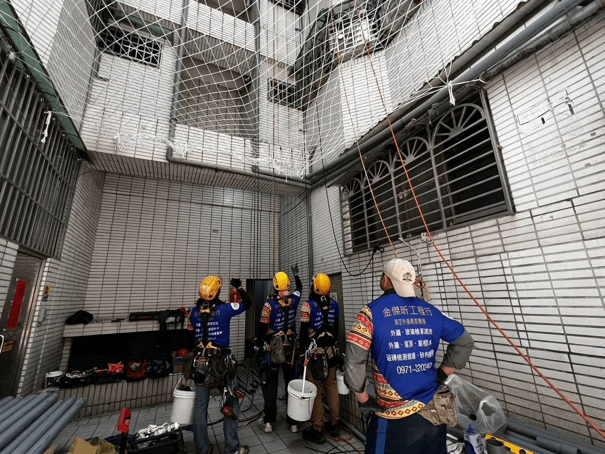 繩索作業安全指引。金傑昕工程行是由涼山特勤隊退役的張敏傑所成立，金傑昕的主要工作是外牆作業，也可以稱為高空外牆作業。主要的服務項目有磁磚剝落，大理石安裝，外牆防水，廣告看板，磁磚剝落。