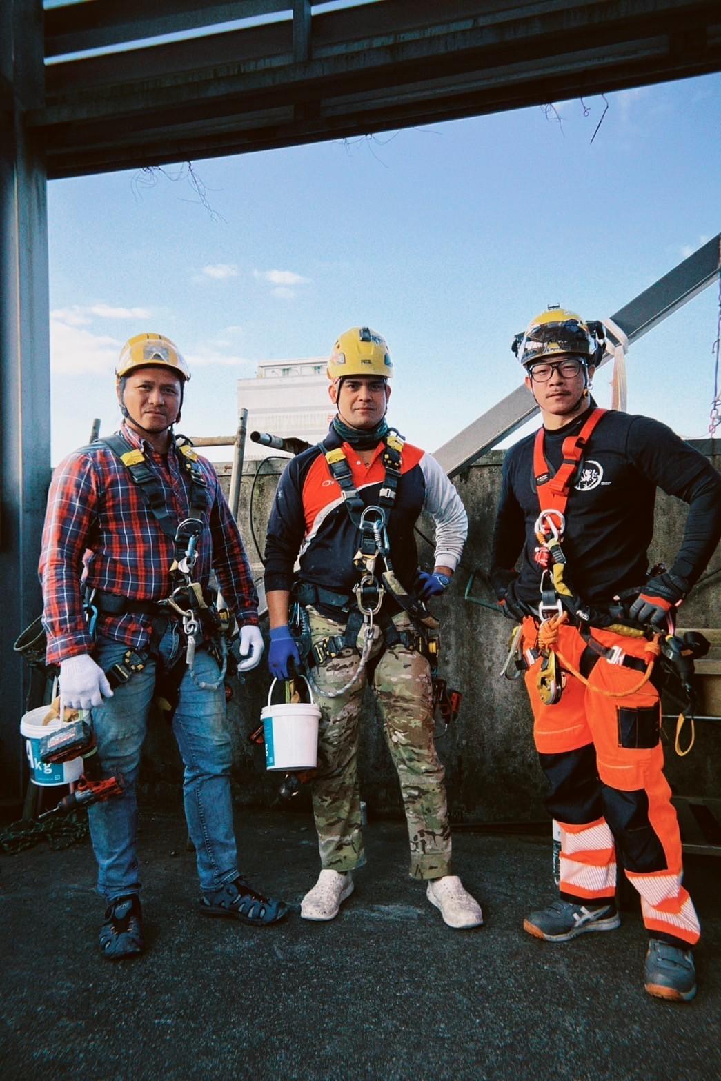 金傑昕工程行是由涼山特勤隊退役的張敏傑所成立，金傑昕的主要工作是外牆作業，也可以稱為高空外牆作業。主要的服務項目有磁磚剝落，大理石安裝，外牆防水，廣告看板，磁磚剝落。凡是吊車進不去，沒辦法搭鷹架的地方都可以交給金傑昕工程行，高雄高空作業推薦，屏東外牆作業推薦，外牆防水推薦，磁磚剝落維修推薦。