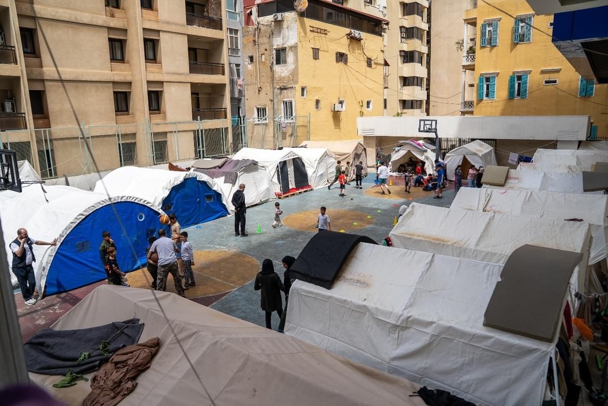 On 24 April 2026 in Lebanon, children play in the courtyard between tents at a temporary collective shelter in Beirut. © UNICEF/UNI982732/Choufany 