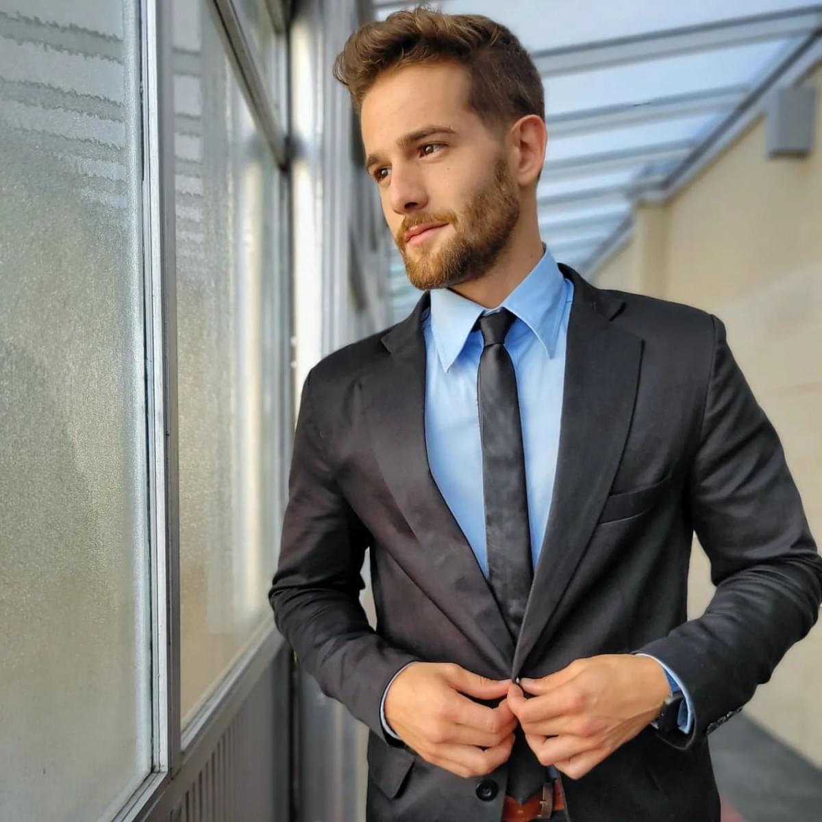 — 张强 “与创新先锋合作的体验非常愉快。他们的诚信和专业使我倍感安心。” 我们的团队已帮助 500+ 投资者成功实现他们的财务目标。 Innovation Pioneer, a professional investment team composed of industry elites, has opened up new growth paths for investors with its excellent investment vision and strategic layout since its establishment in 2014. We firmly believe that innovation is the core of driving progress, cooperation is the bridge to achieve win-win results, and integrity is the cornerstone of winning trust.