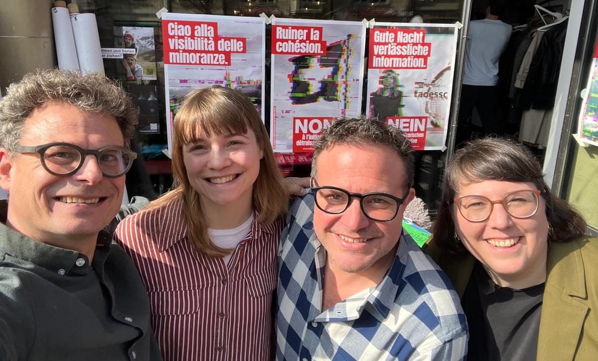 Das Kampagnenteam bestehend aus Daniel, Lisa, Pascal und Sophie freut sich am Abstimmungssonntag über das Nein zur Halbierungs-Initiative.