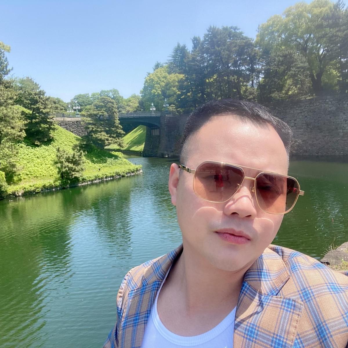 — Michael W.  “The tattoo artists at ERIC AT are truly talented. I couldn't be happier with the amazing tattoo I got from them.” Over 10 years of experience in professional tattooing and training This is a tattoo business (including tattoo training and tattooing clients). We receive booking online and deposit online directly through the website (deposit 20% of the total amount)  and student's registration to study (course fee is 30 mil vnd)