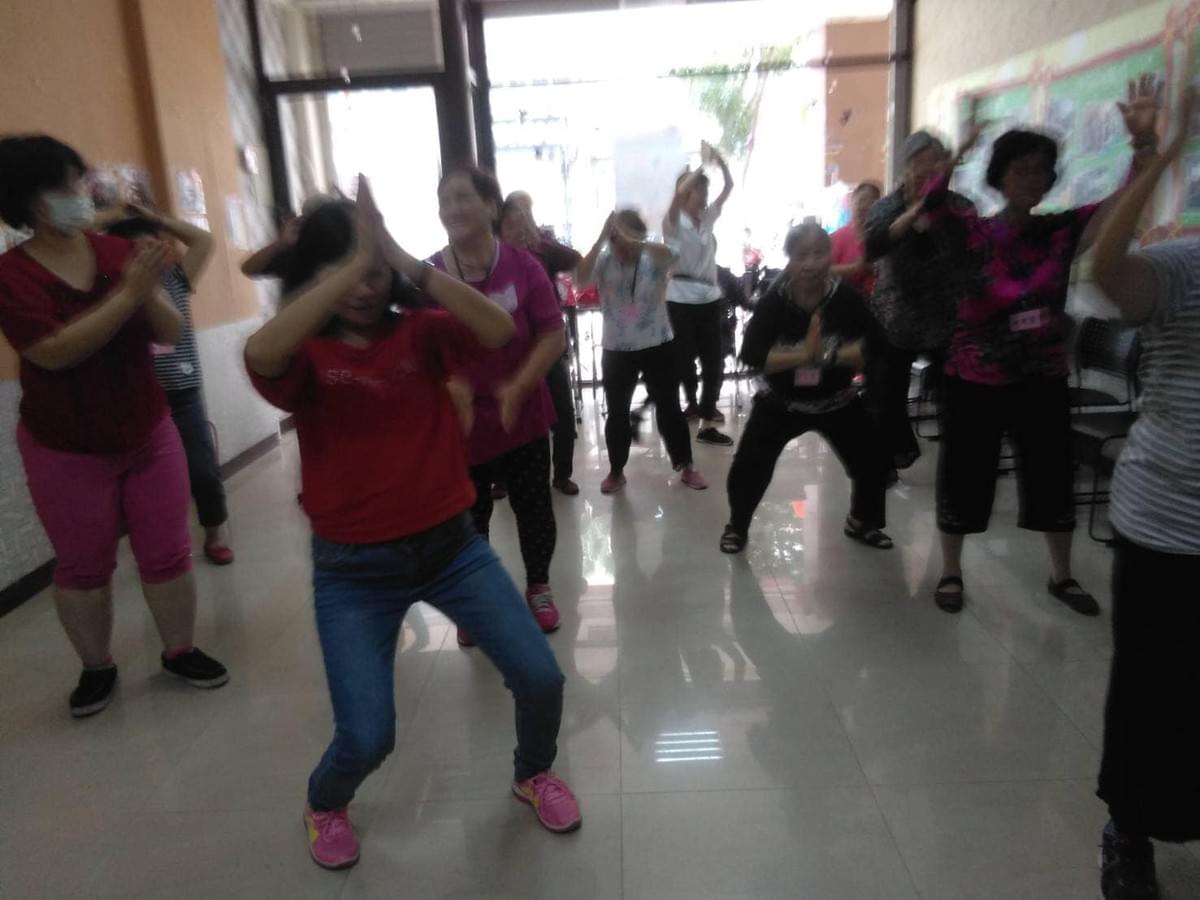 據點的長者，跳舞散放出活力