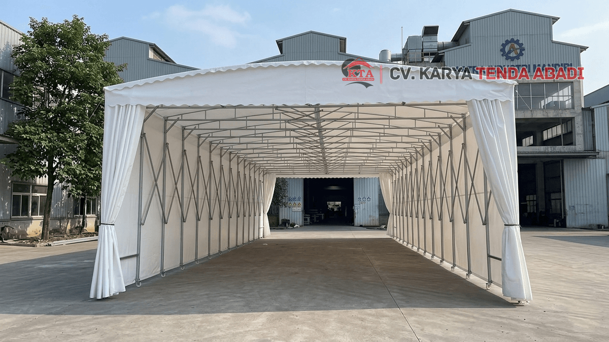 tampak depan tenda sliding gudang warna hijau army, tenda geser PVC dengan rangka besi galvanis, sistem buka tutup samping menggunakan rel dan roda, tenda industrial untuk area parkir dan gudang