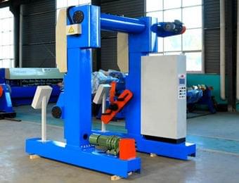 Отдающее устройство колонного типа для кабельных барабанов