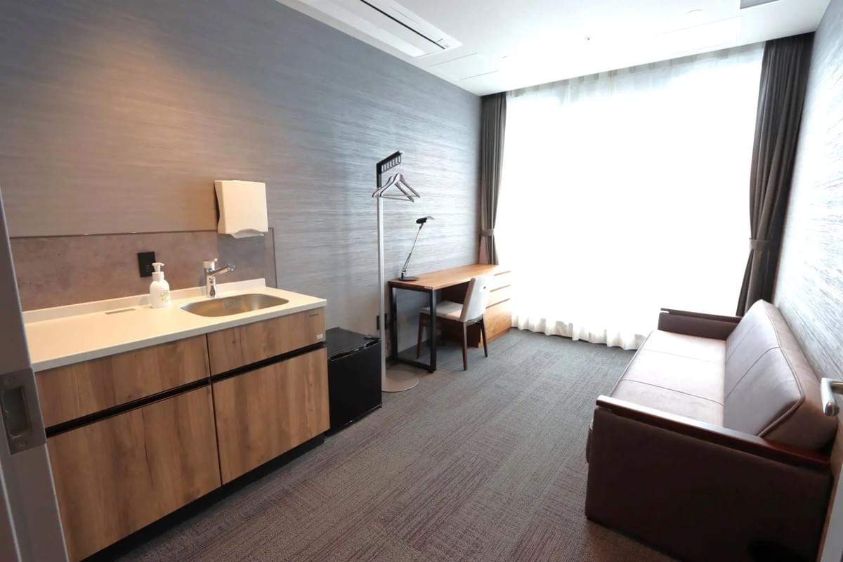 We provide customized medical plans according to the needs of our customers. individual response service Our company's service Introduction of inquiries for medical tourism that allows the wealthy around the world to receive Japanese medical care. The overall theme is white and gold.