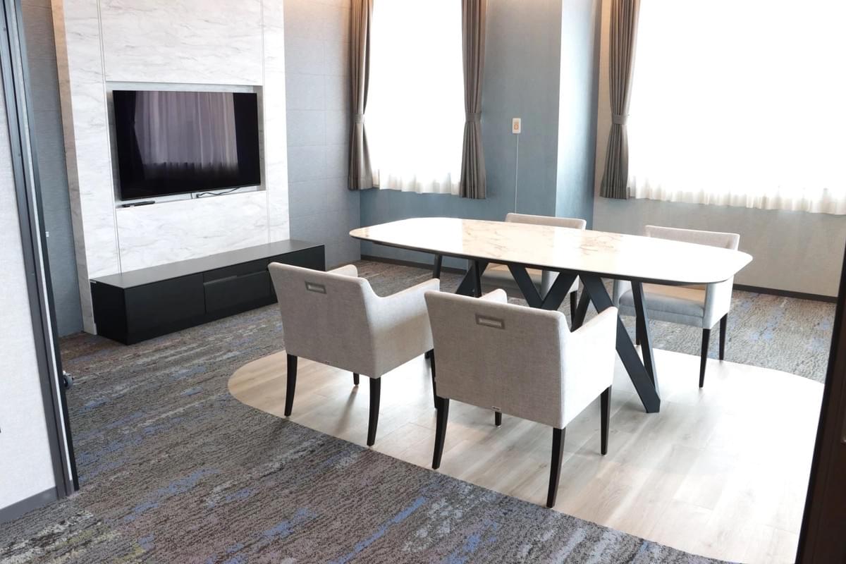 Japan's medical care is globally evaluated and provides the latest technology and expertise. high quality medical Our company's service Introduction of inquiries for medical tourism that allows the wealthy around the world to receive Japanese medical care. The overall theme is white and gold.