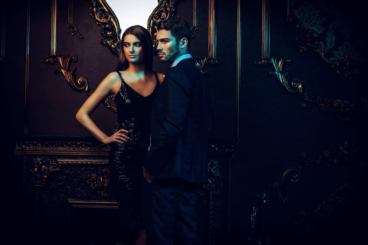 In Japanese medical institutions, you can receive advanced diagnosis and treatment from experienced specialists. For wealthy customers, receiving high-quality medical care is the top priority. Medical treatment by a specialist Our company's service Introduction of inquiries for medical tourism that allows the wealthy class around the world to receive Japanese medical care. The overall theme is white and gold.