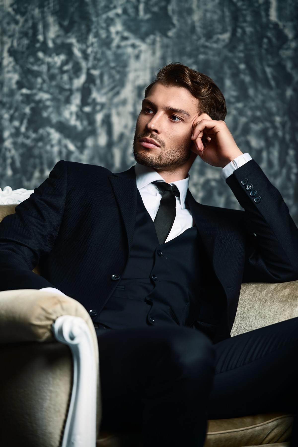 In Japanese medical institutions, you can receive advanced diagnosis and treatment from experienced specialists. For wealthy customers, receiving high-quality medical care is the top priority. Medical treatment by a specialist Our company's service Introduction of inquiries for medical tourism that allows the wealthy class around the world to receive Japanese medical care. The overall theme is white and gold.