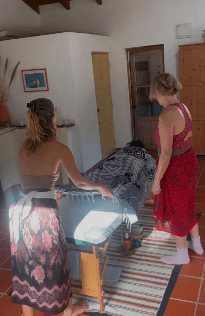 — Sarah Thompson “The Lomilomi massage was an incredible journey of healing. I felt deeply relaxed and emotionally released.” Our clients have experienced profound transformations through the healing power of Lomilomi Massage Offering lomilomi massages, ancient hawaiian emotional bodywork therapy in the Algarve, mainly in Aljezur.