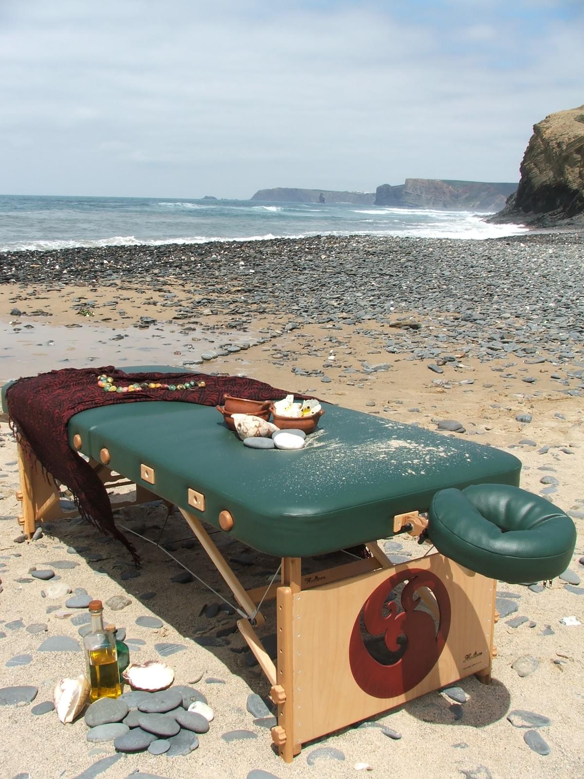 — Sarah Thompson “The Lomilomi massage was an incredible journey of healing. I felt deeply relaxed and emotionally released.” Our clients have experienced profound transformations through the healing power of Lomilomi Massage Offering lomilomi massages, ancient hawaiian emotional bodywork therapy in the Algarve, mainly in Aljezur.