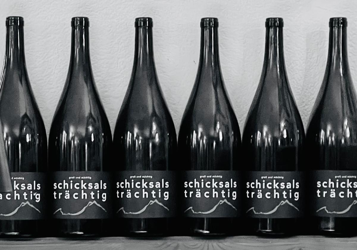We create emotional connections that touch your target audience and remain in memory. Emotional experiences What we offer We do not sell products. We sell goosebumps. Enjoyment marketing is emotionalization at star kitchen level: We make brands tangible – with atmosphere, sensuality, and storytelling that sticks. Instead of loud advertising noise, we rely on subtle nuances that hit the nerve. Whether wine, lifestyle, culinary, or design – we create moments that taste, smell, sound – and resonate. In short: We turn buyers into connoisseurs. And brands into an experience.