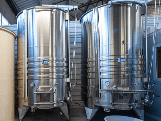 La fermentation lente des cidres de la Cidrerie HIC est réalisée dans des cuves en inox