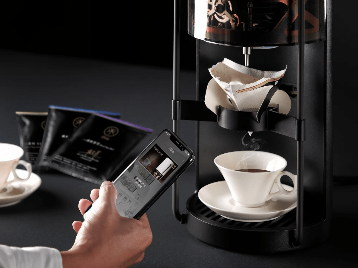 iDrip全自動手沖咖啡機可以透過APP了解每一杯咖啡背後的故事、來源及參數設定，可以精準還原咖啡大師想帶給品嚐人士的原味。