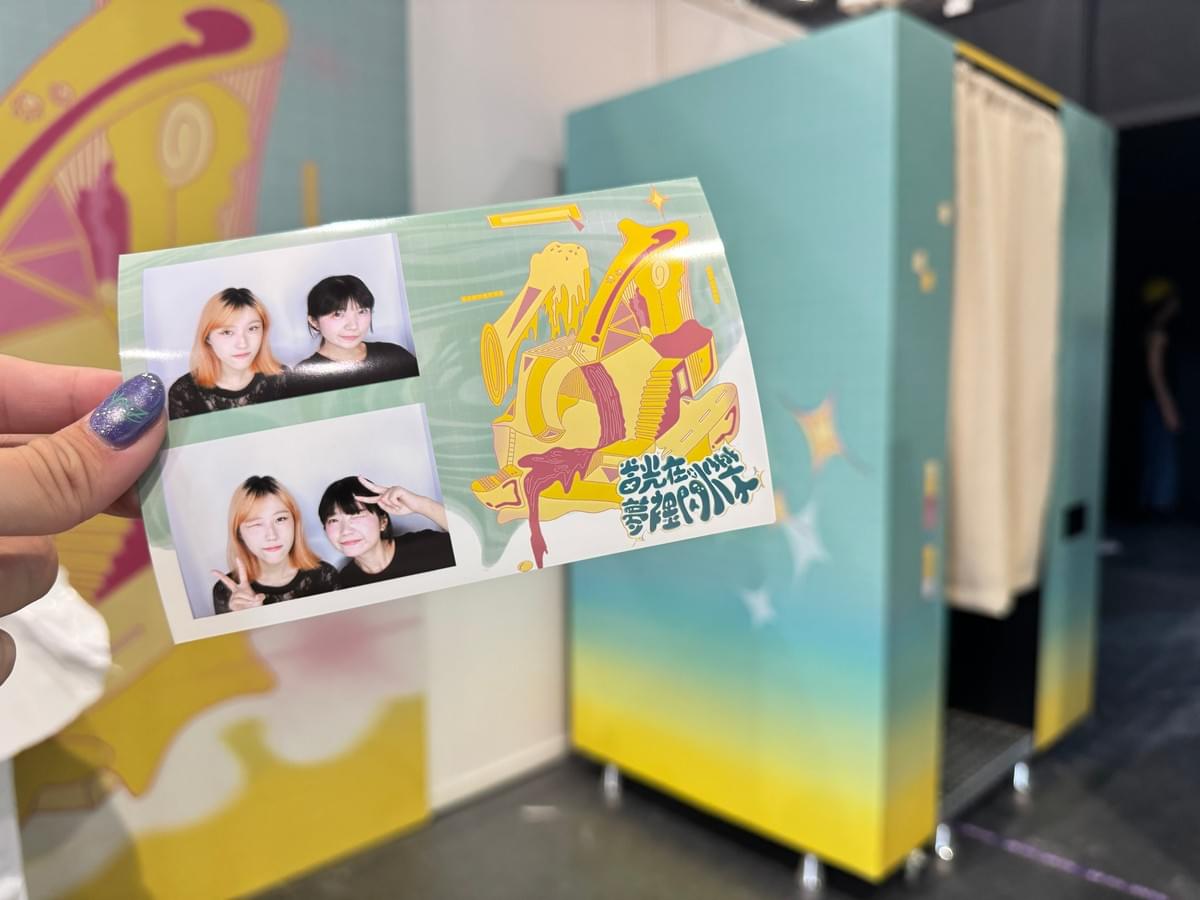 Create stickers exclusive to you, making every photo unique. custom sticker Our characteristics photo booth