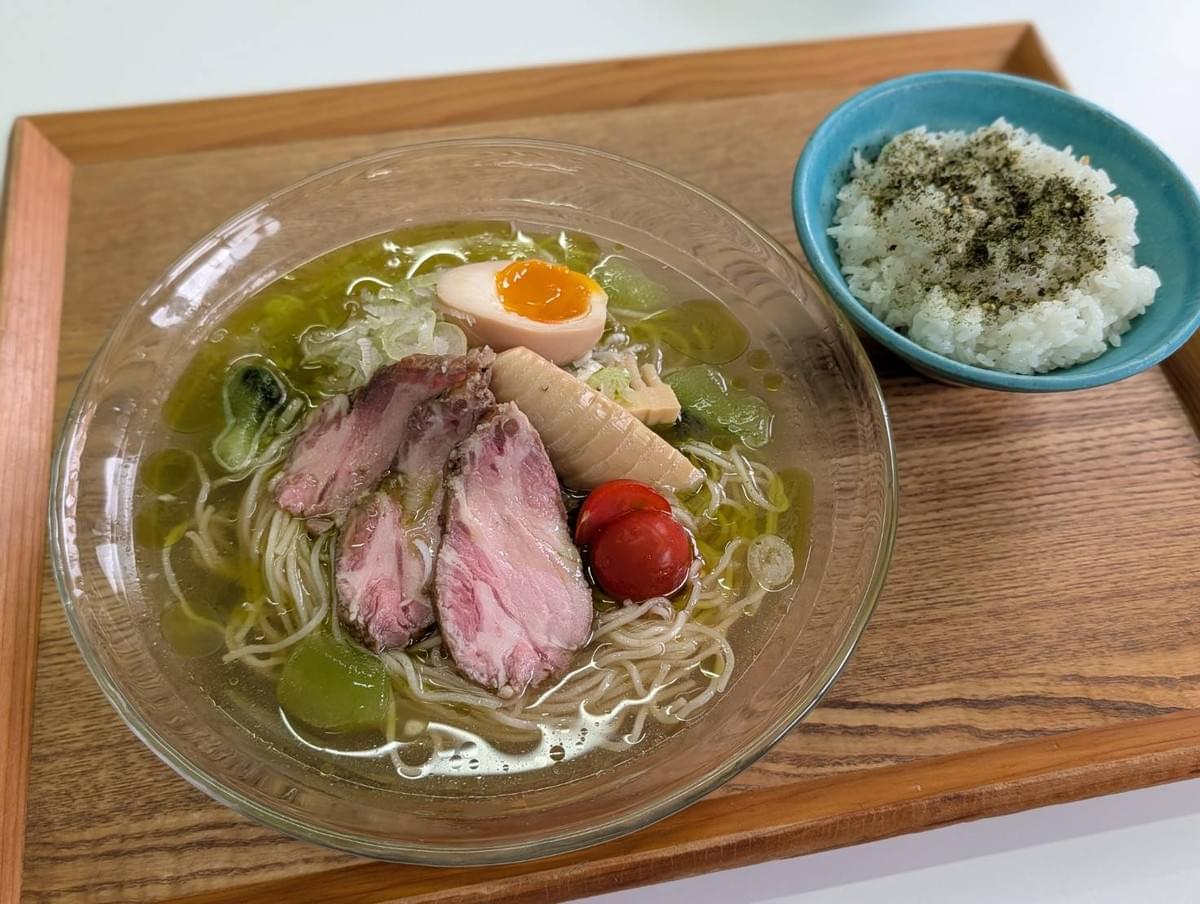 南部茶香る冷やし源水ラーメン　1,200円（税込） 南部茶ふりかけご飯セット　+180円（税込）