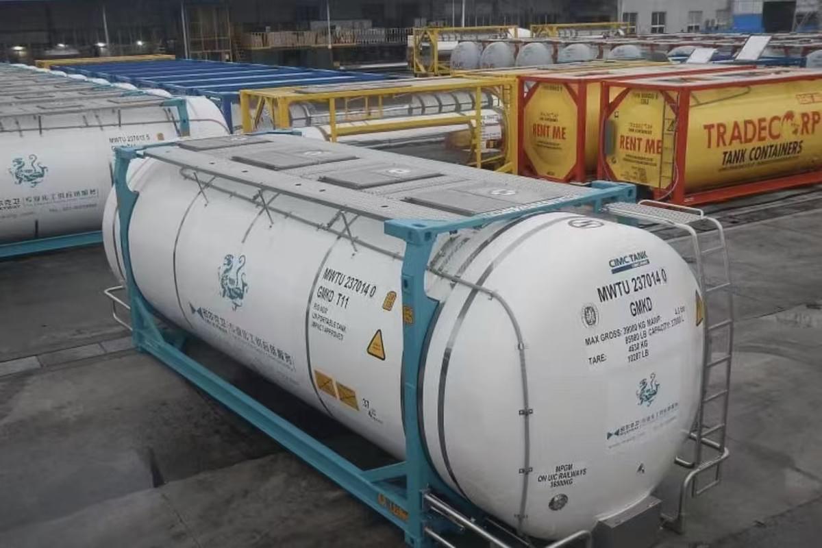 We provide high-quality food-grade oil, ensuring compliance with international safety standards. Our products are suitable for various food processing industries, helping customers improve product quality and safety. food grade oil What are we doing We make some food-grade oil and textile oil, leaving some to add to our other products, we are still the exclusive agent of Vicker oils company in China.