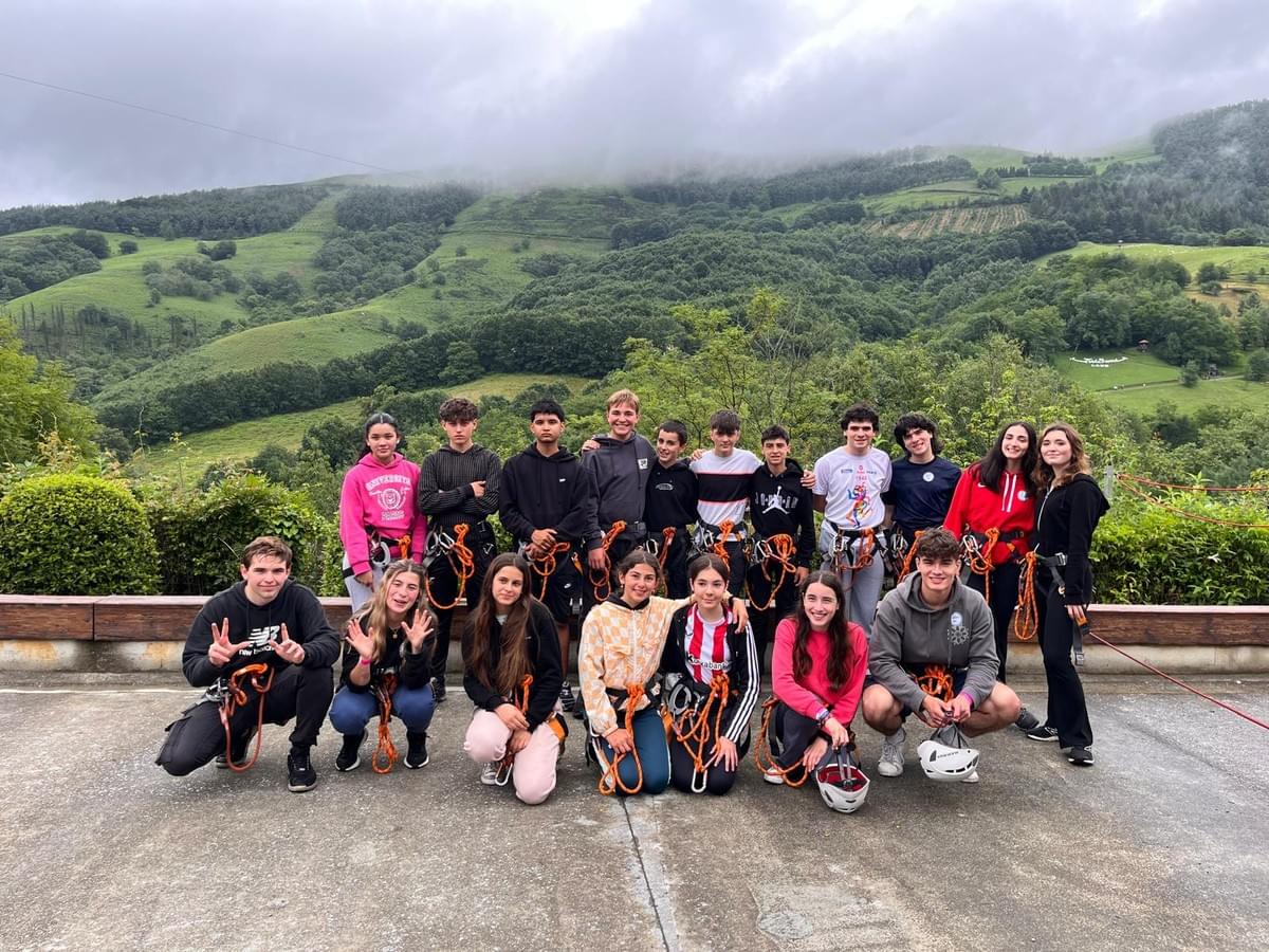 Participate in projects that positively impact your environment and help those who need it most. Solidarity Actions What do we do Hirugazte is the area of young people of Hirukide, aimed at people between 15 and 25 years old. It is your community within Hirukide, a space designed for you to train, share your concerns and experiences with other people in your environment, and participate in solidarity actions.